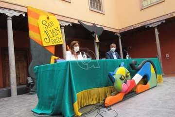La alcaldesa Carmen Hernández y el concejal Servando Hernández durante la presentación del programa festivo/TA.